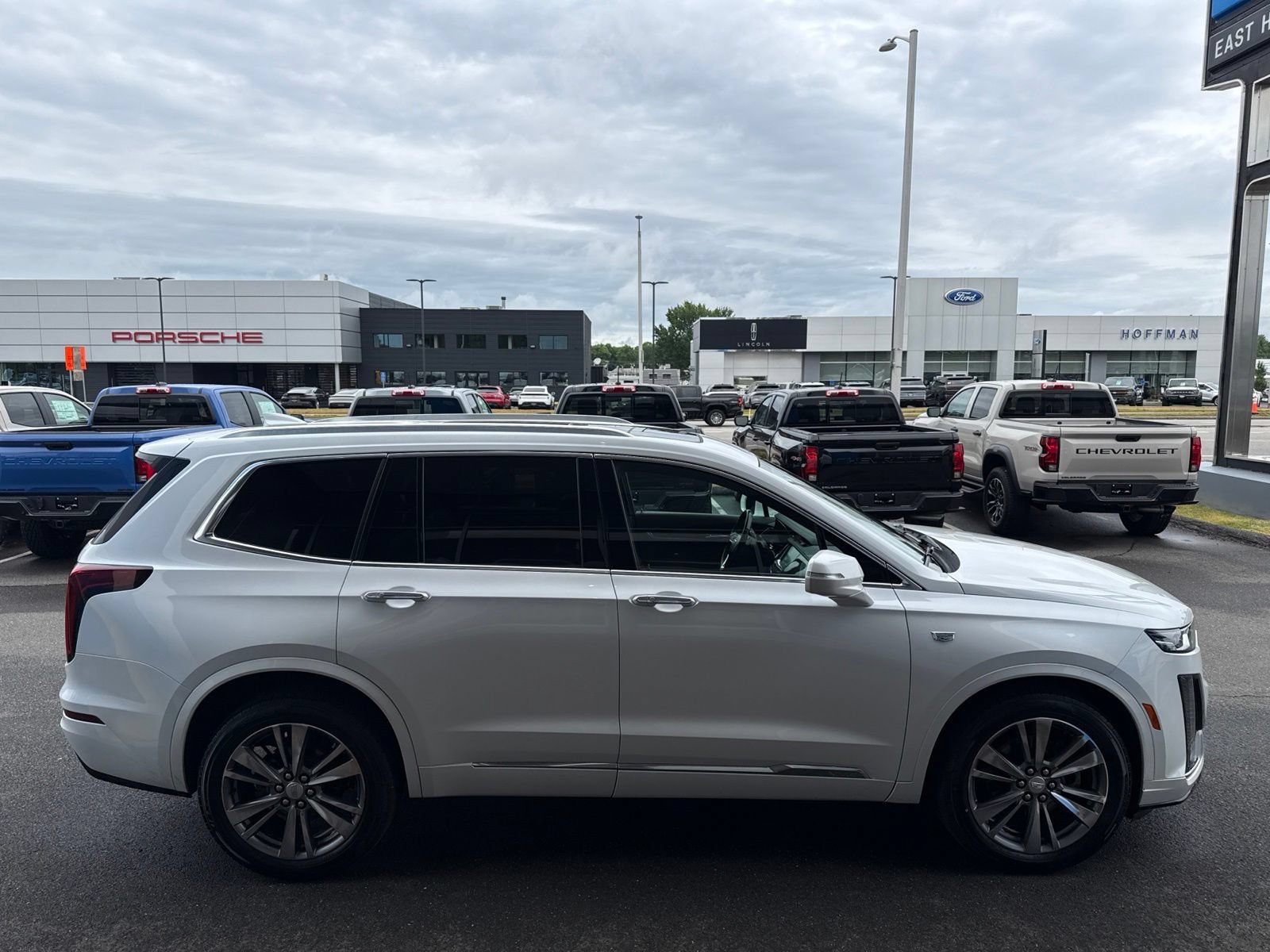 Used 2020 CRYSTAL WHITE TRICOAT Cadillac AWD Premium Luxury image 5