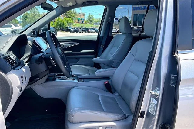 Used 2020 Lunar Silver Metallic Honda RTL image 18