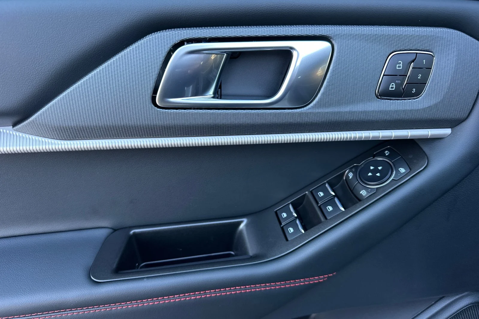 2026 Ford Explorer ST - Photo 10