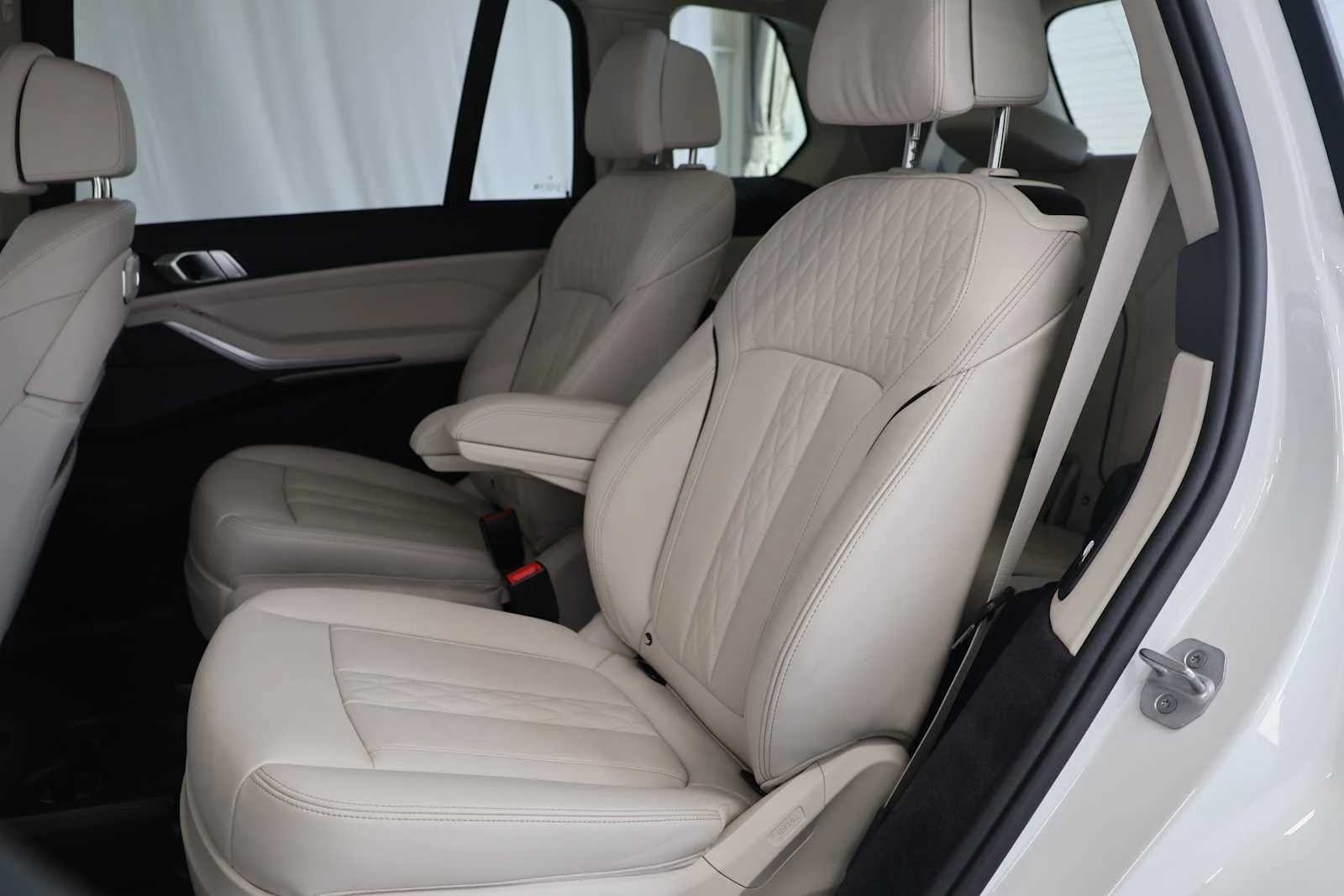 Certified Used 2025 Mineral White Metallic BMW xDrive40i image 23