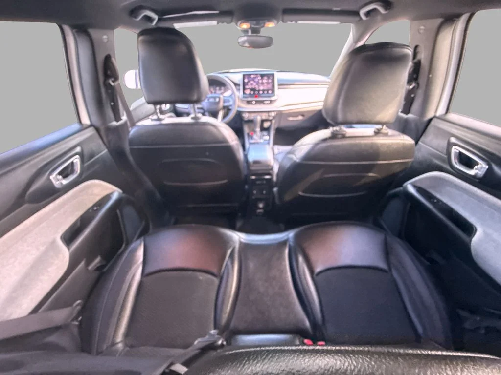 Used 2024 White Jeep Latitude image 12