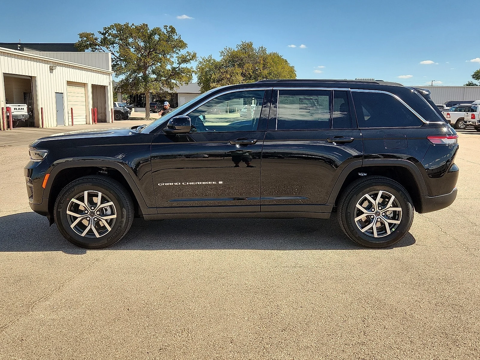 New 2027 High-Gloss Black Paint Jeep LAREDO 4X4 image 2