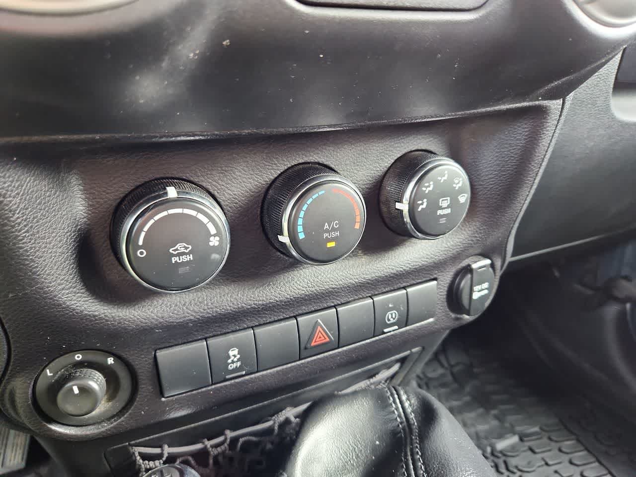 Used 2017  Jeep Sahara image 20