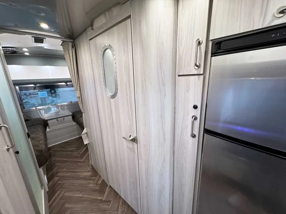 Used 2022 SILVER AIRSTREAM  image 20