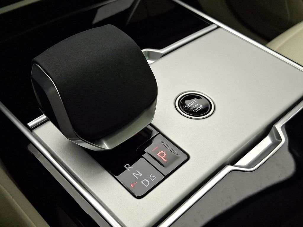 New 2026 Batumi Gold Premium Metallic Land Rover SE image 13