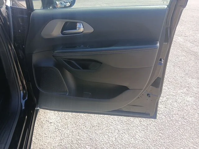 Used 2025 Black Chrysler Select image 29