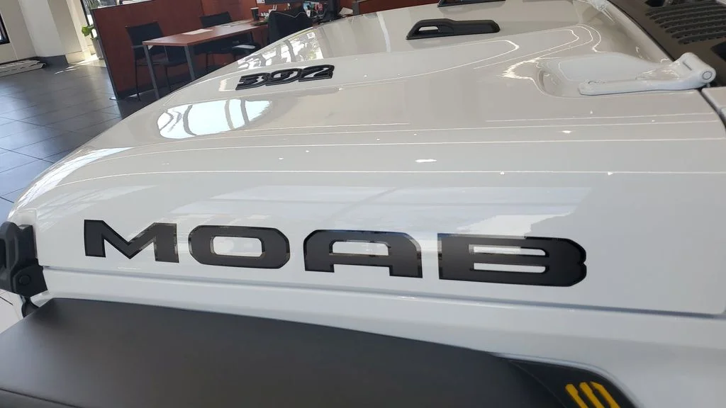 New 2026 Bright White Clear-Coat Exterior Paint Jeep Moab 392 image 9