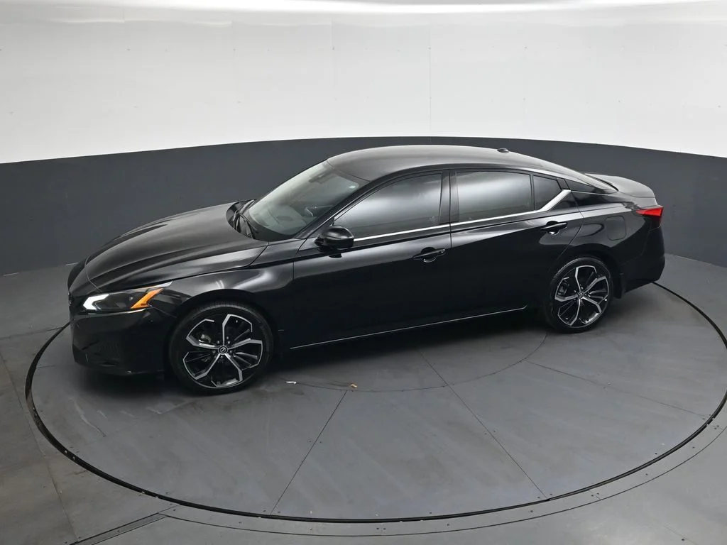 Used 2025 Black Nissan 2.5 SR image 41