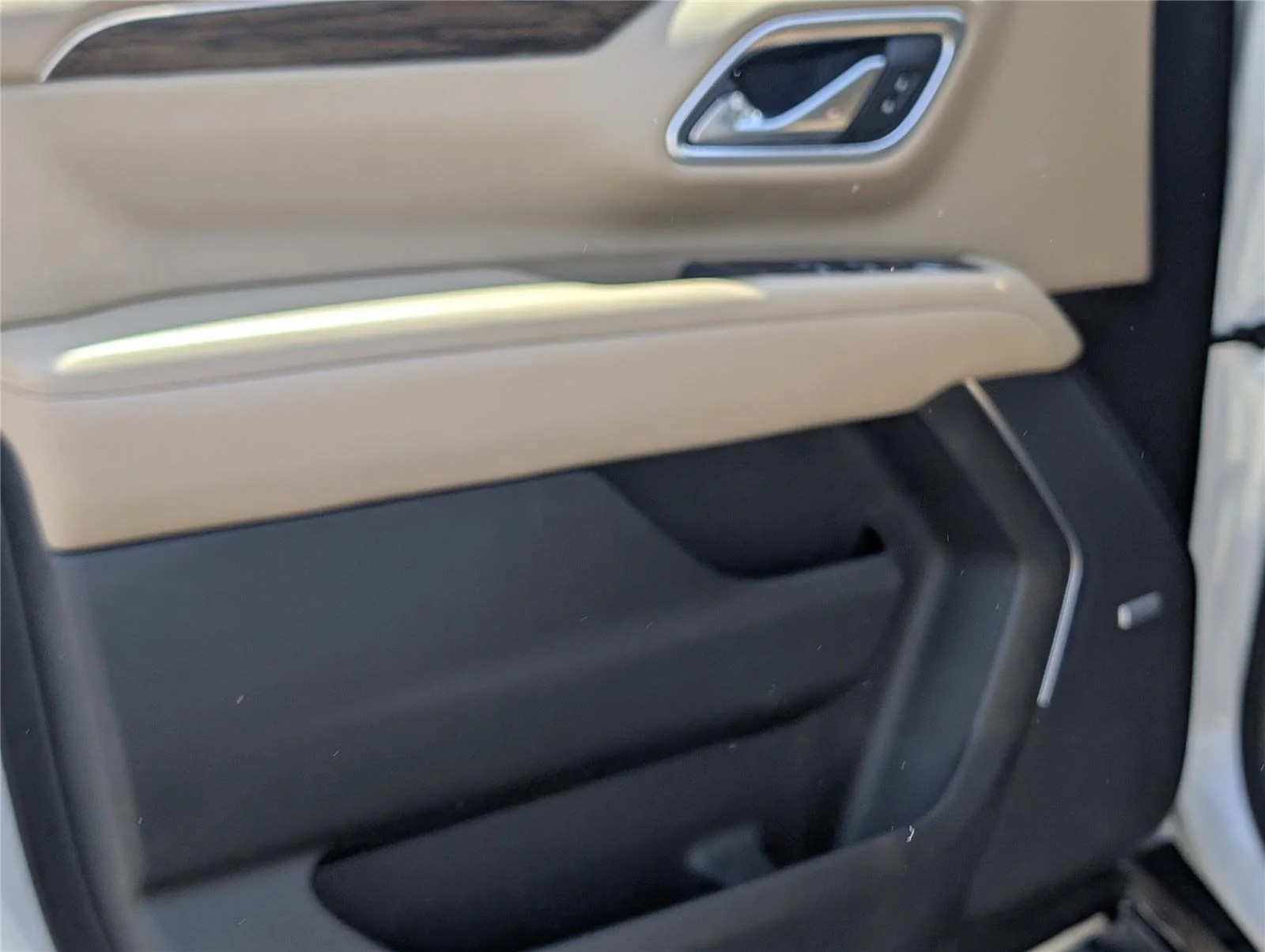 Used 2021 Iridescent Pearl Tricoat Chevrolet Premier image 17