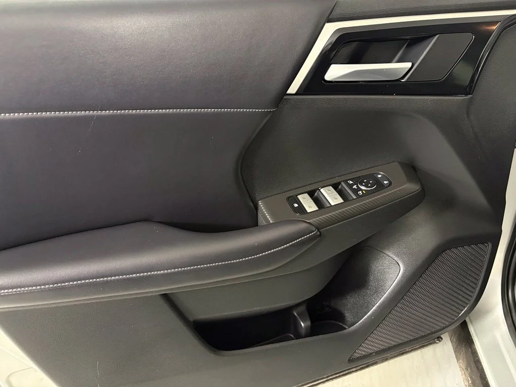 Used 2024 Silver Mitsubishi  image 13