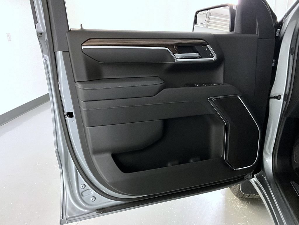 New 2026 Sterling Gray Metallic Chevrolet LT (2FL) image 9