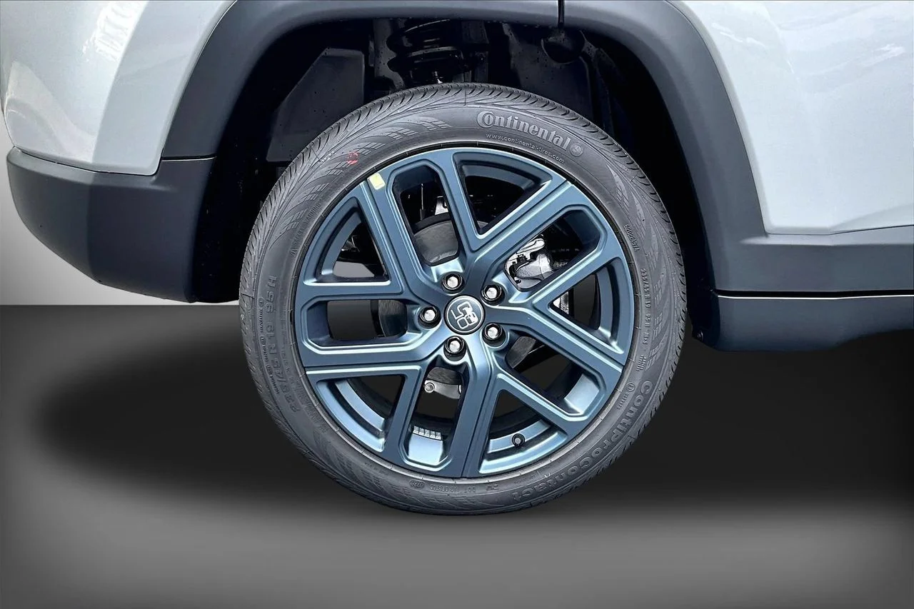 New 2026 Silver Zynith Metallic Clearcoat Jeep Latitude image 34