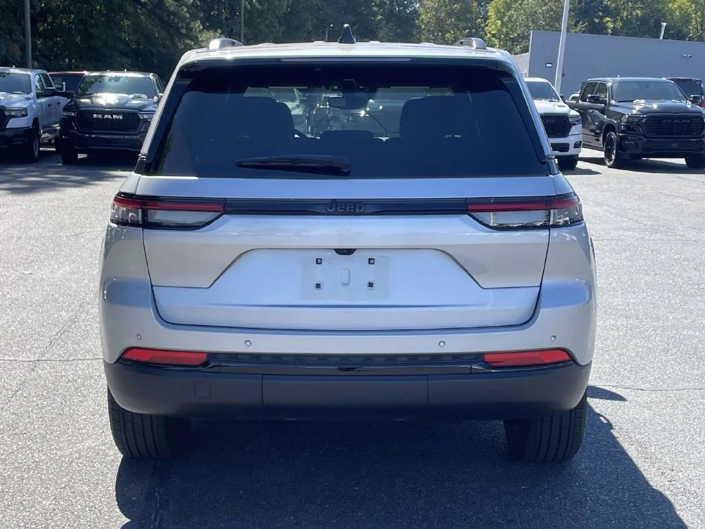 Used 2024 Silver Jeep Altitude X image 7