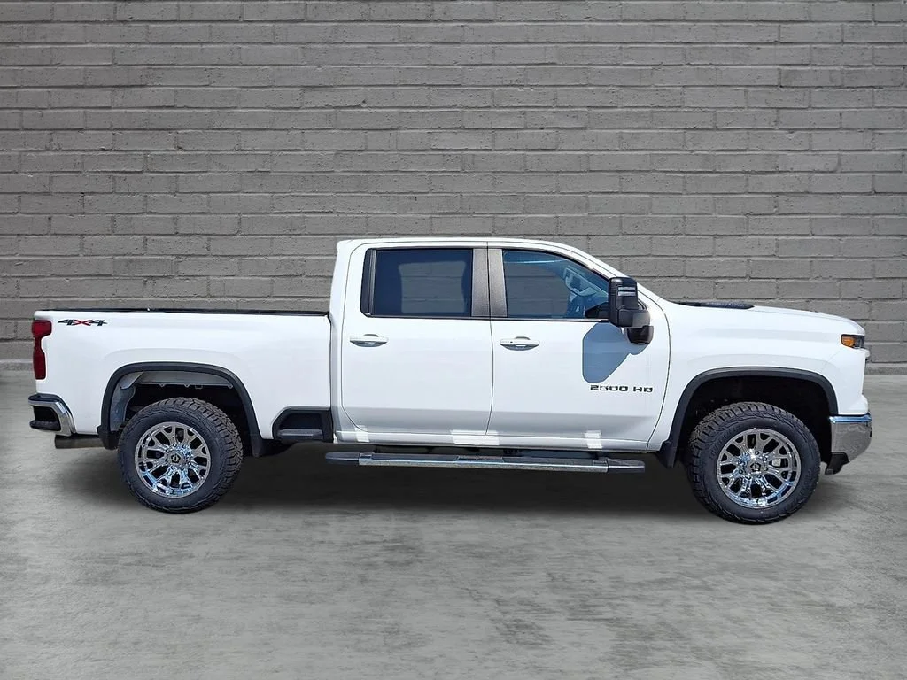 Used 2025 Summit White Chevrolet LT image 13