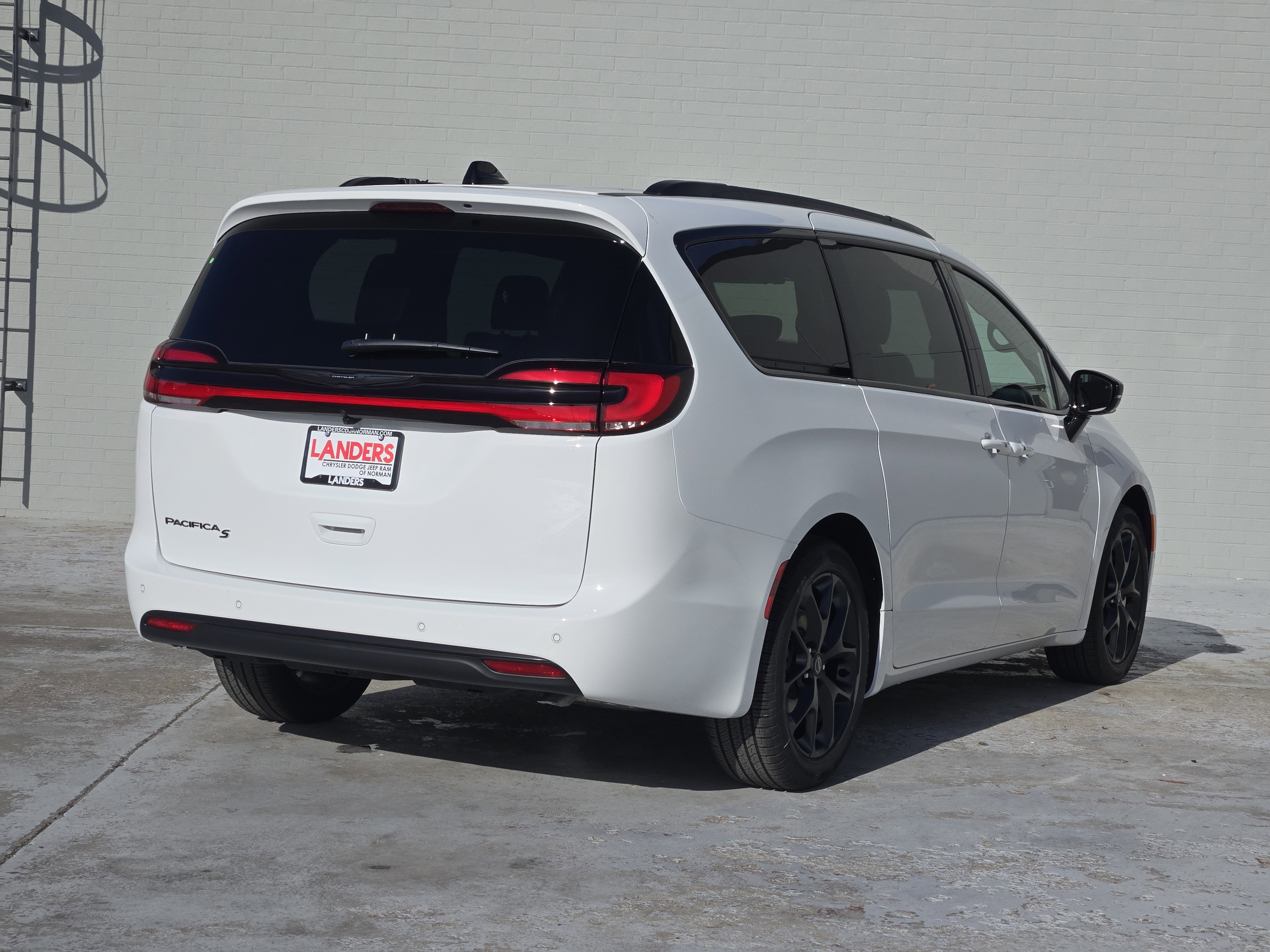 New 2026 Bright White Clear-Coat Exterior Paint Chrysler Select image 4