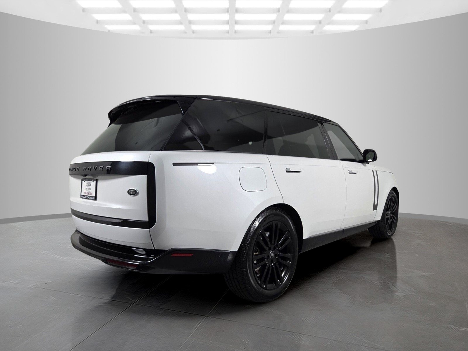 Used 2023 White Land Rover SE image 4