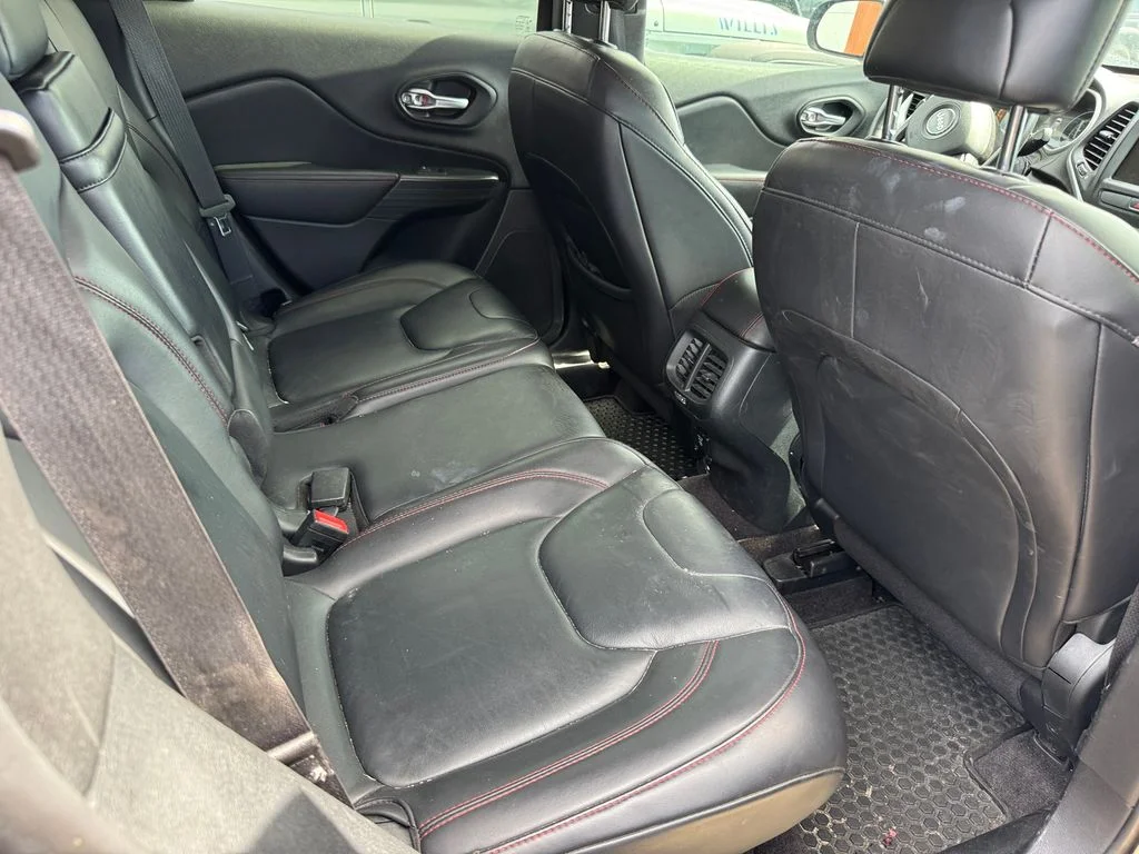 Used 2016 Gray Jeep Trailhawk image 3