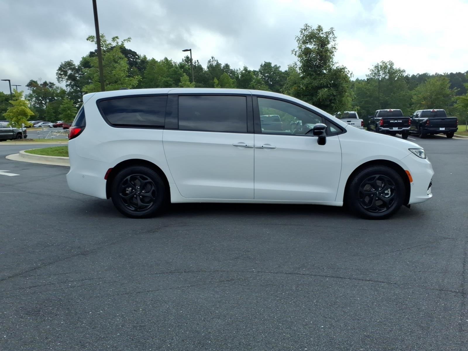 Used 2024 Bright White Clearcoat Chrysler Hybrid S Appearance Pkg image 10