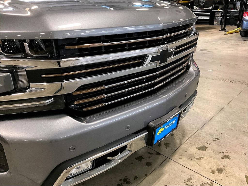 Used 2022 Gray Chevrolet High Country image 33