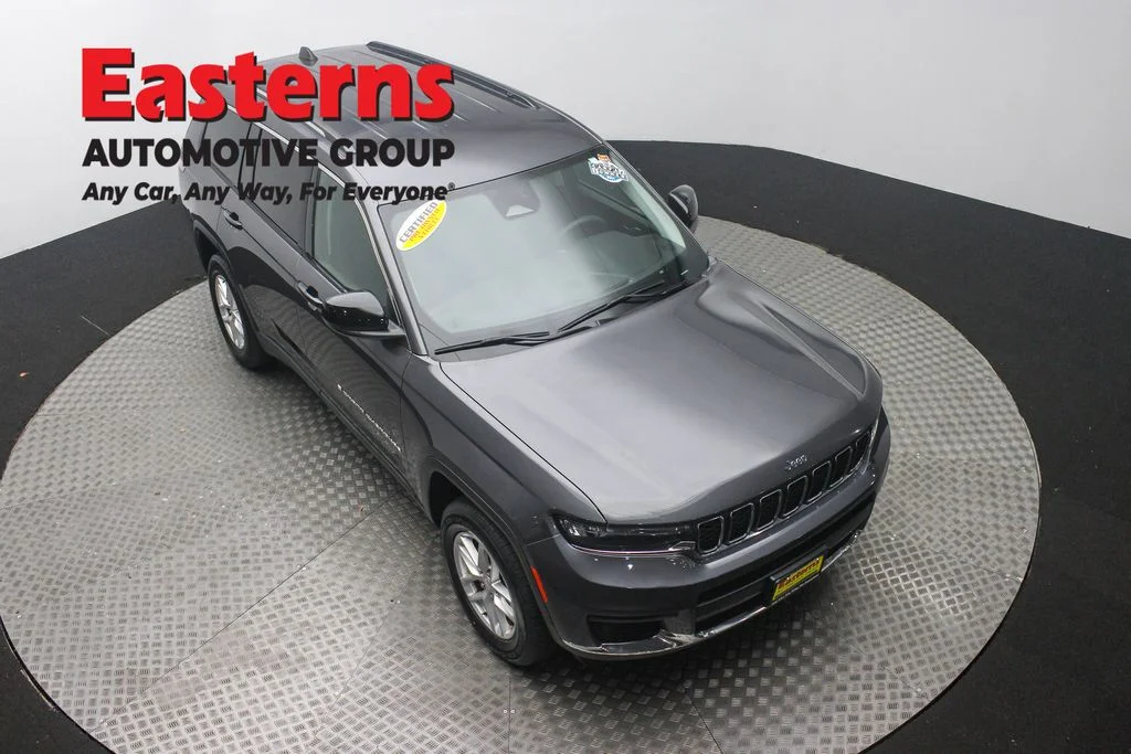 Used 2023 Gray Jeep Laredo image 3