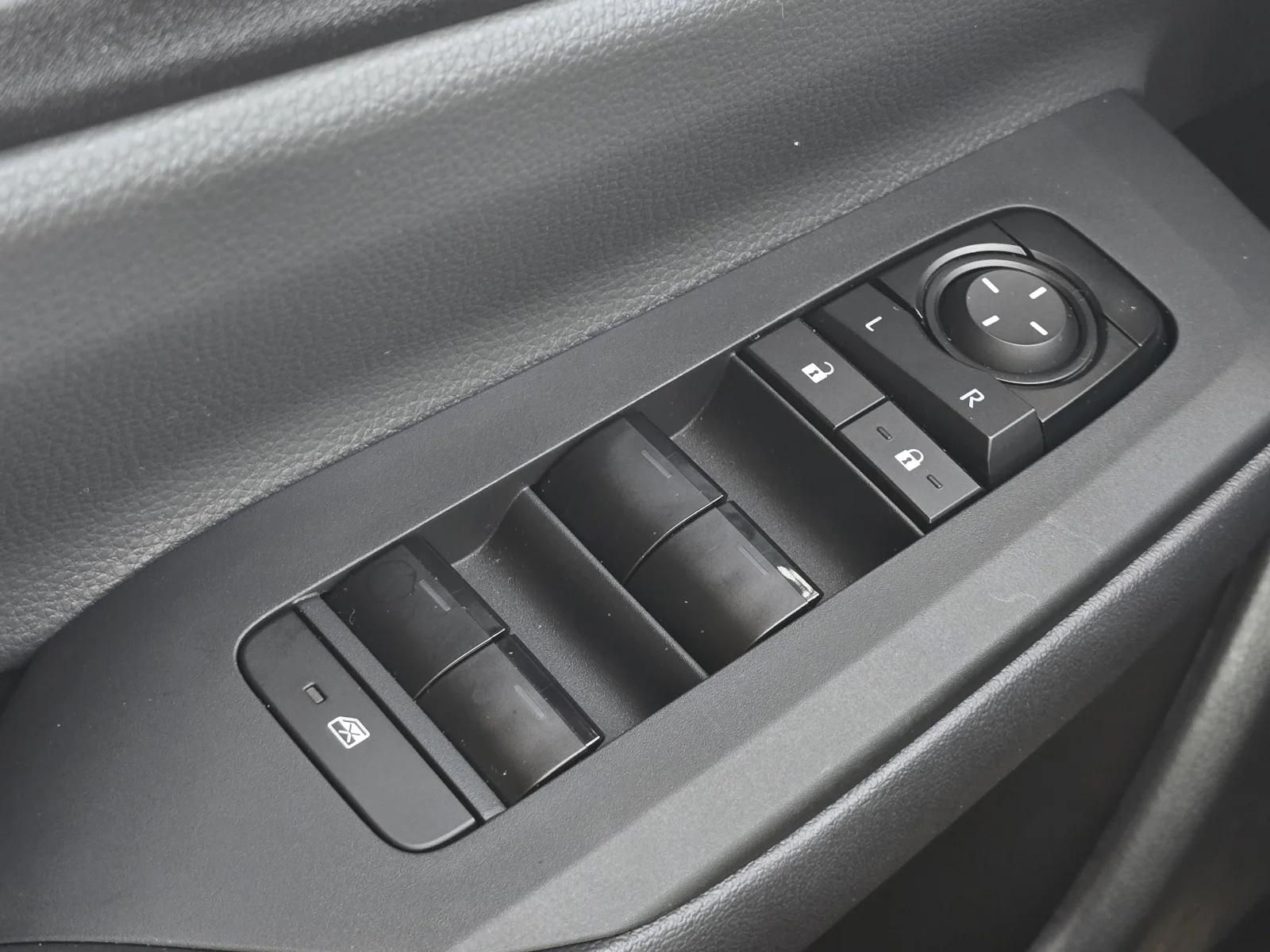 2025 Toyota Prius LE - Photo 23