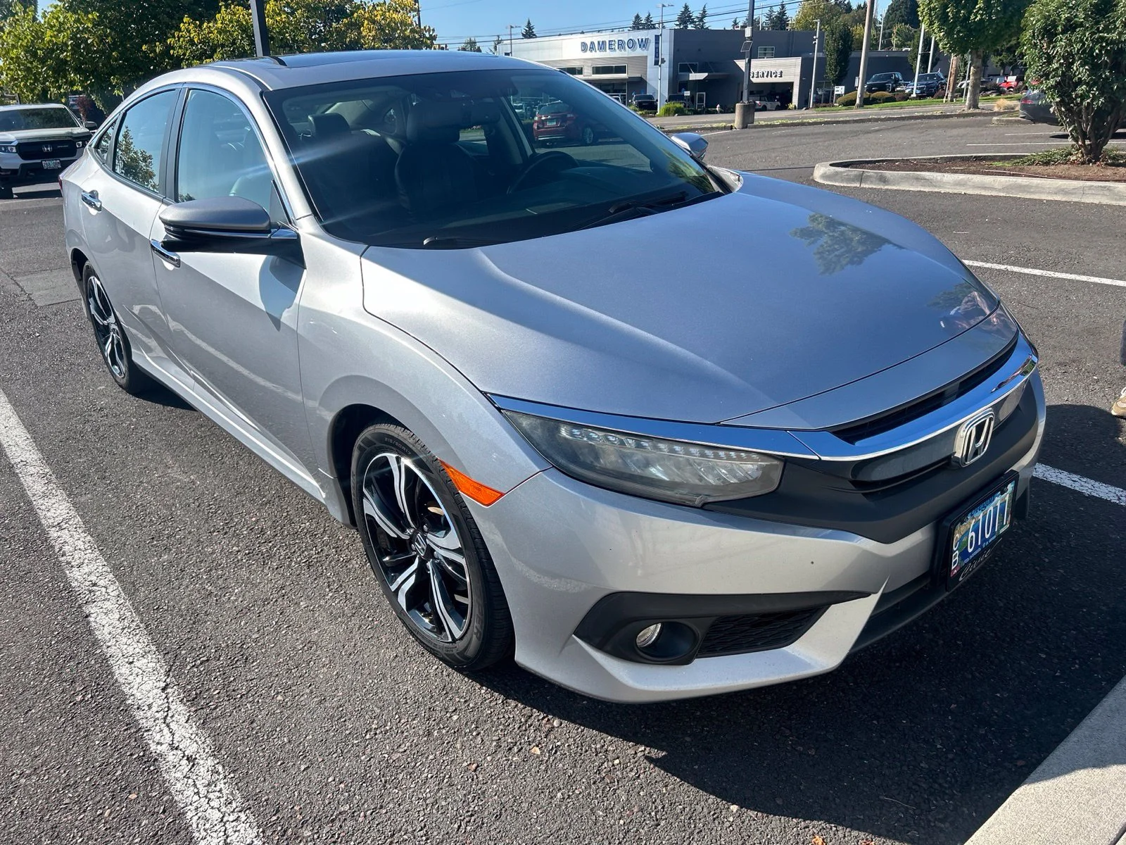 Used 2016 Lunar Silver Metallic Honda Touring image 3