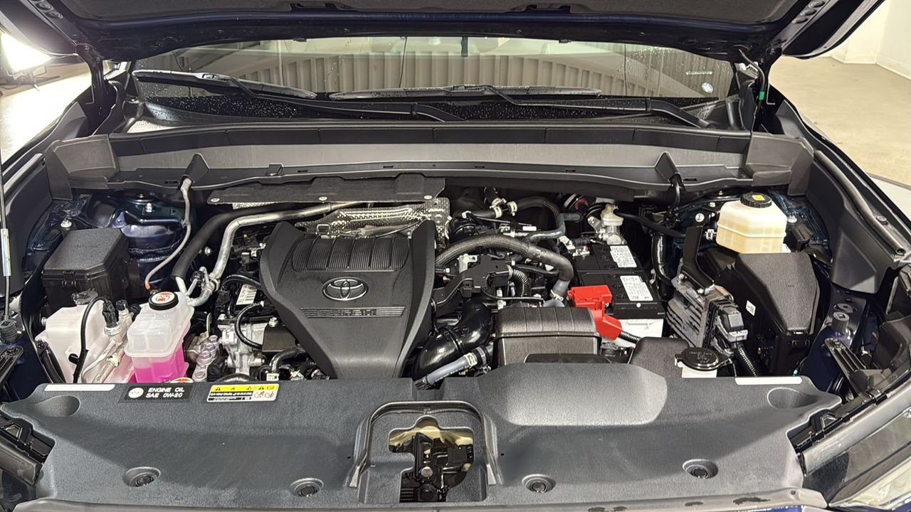 Certified Used 2025  Toyota Platinum image 26