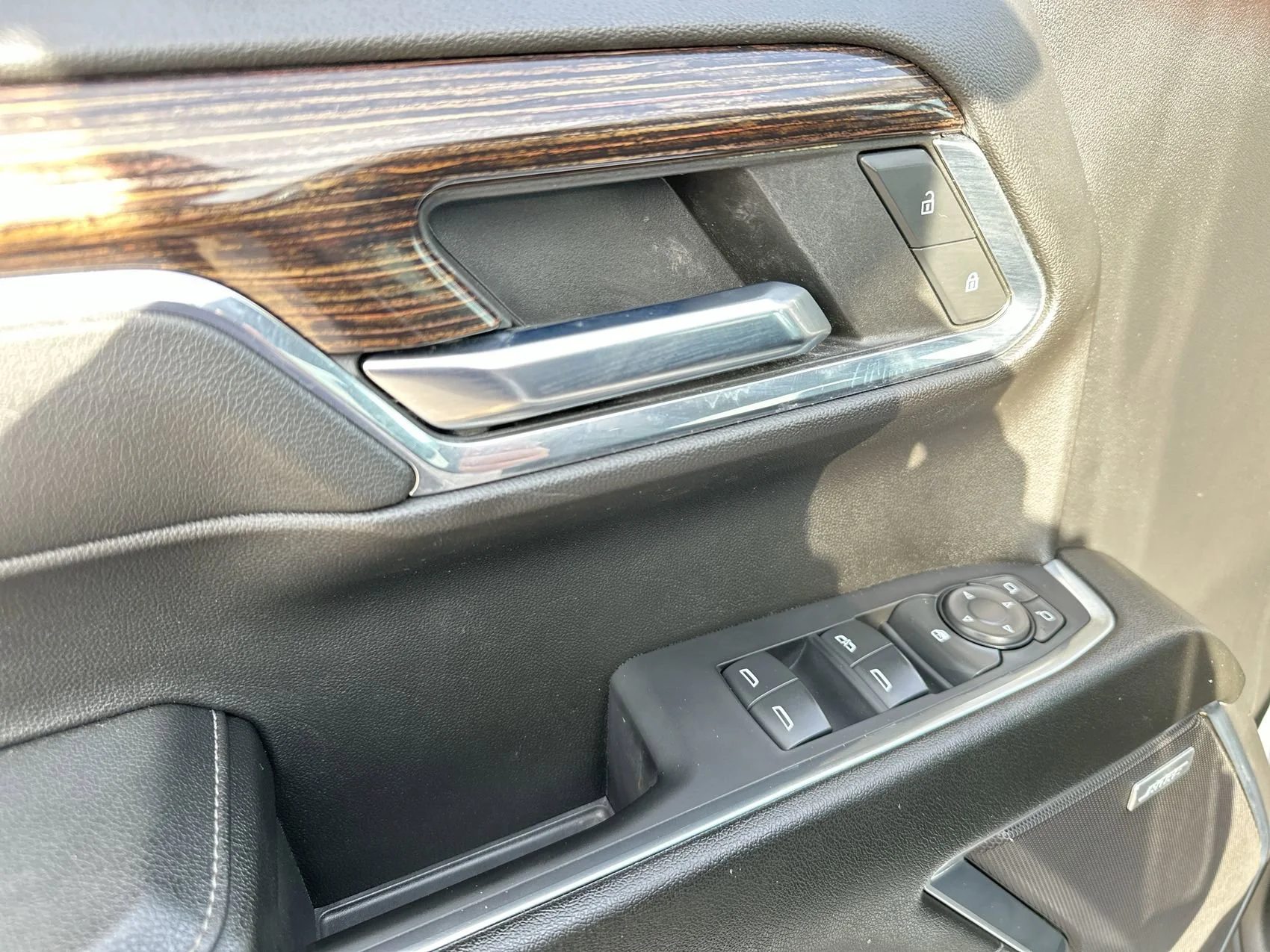Used 2024 Summit White GMC Elevation image 13