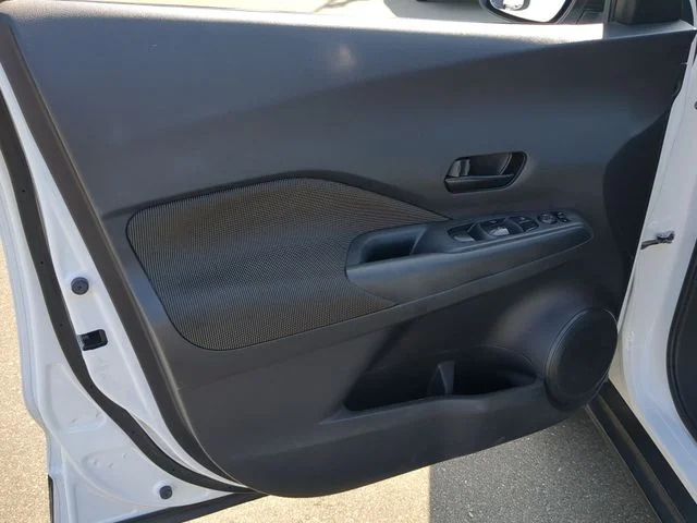 Used 2019 White Nissan S image 19