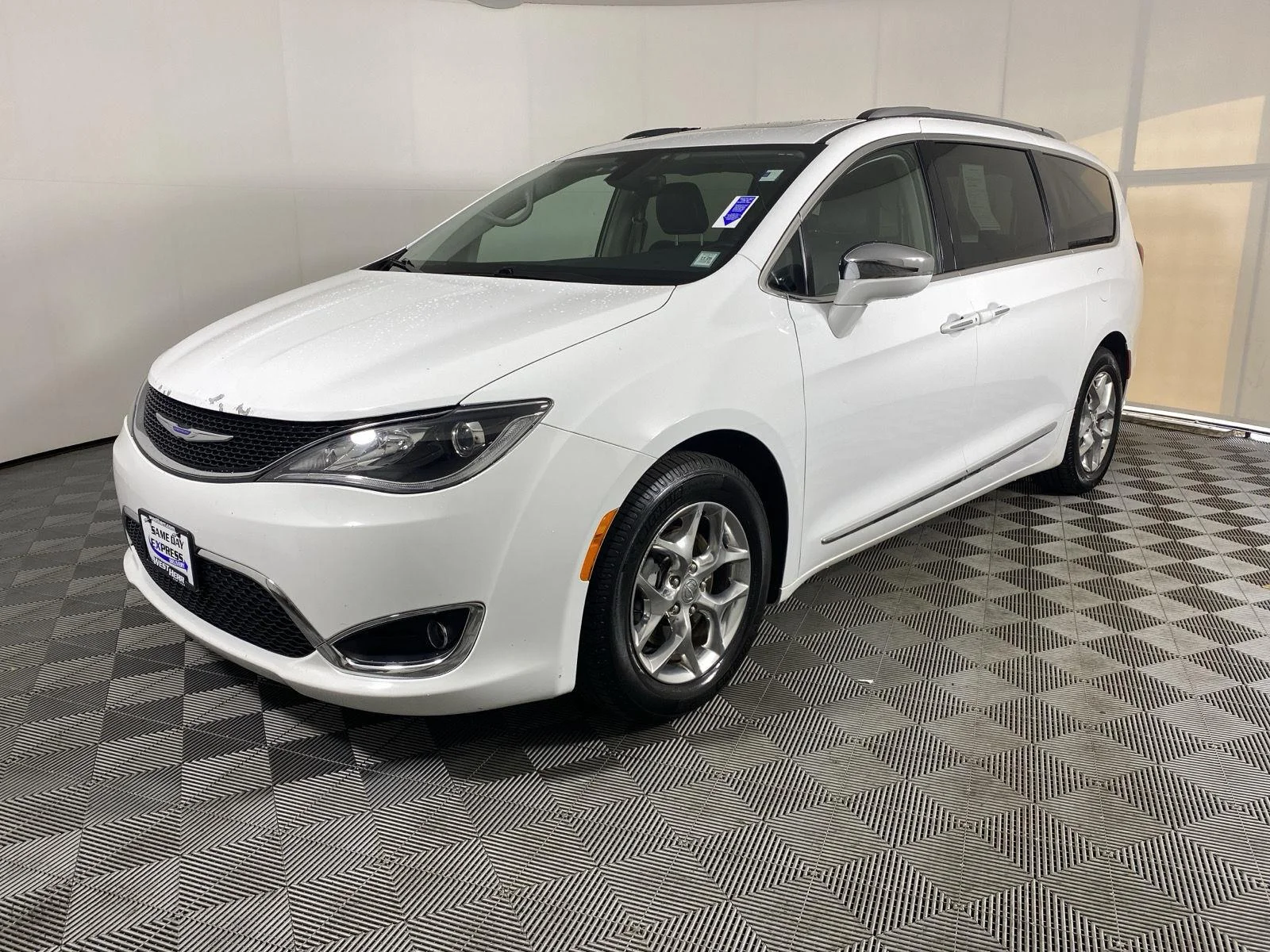 Used 2019 Bright White Clearcoat Chrysler Limited image 13