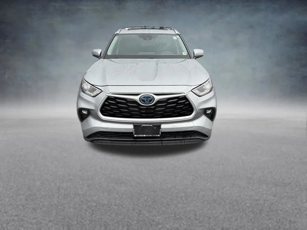 Used 2021 Silver Toyota XLE image 9