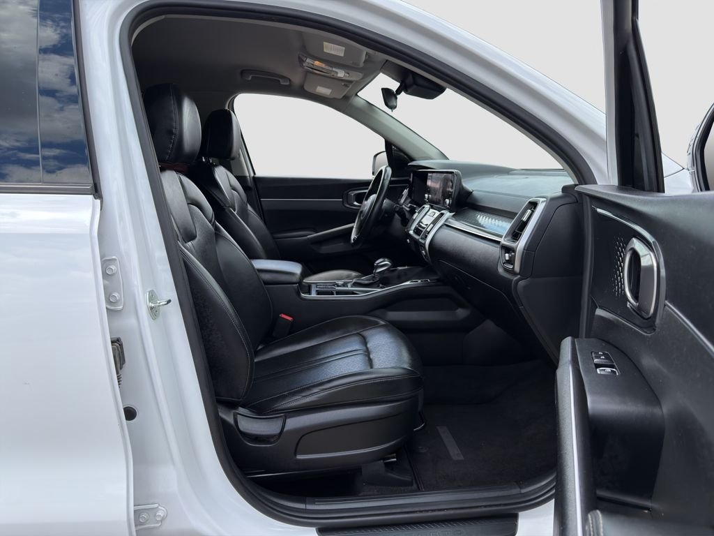 Used 2023 White Kia S image 23