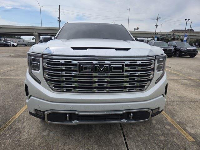 Used 2022 White Frost Tricoat GMC Denali image 7