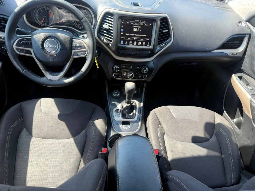 Used 2017 Red Jeep Latitude image 40
