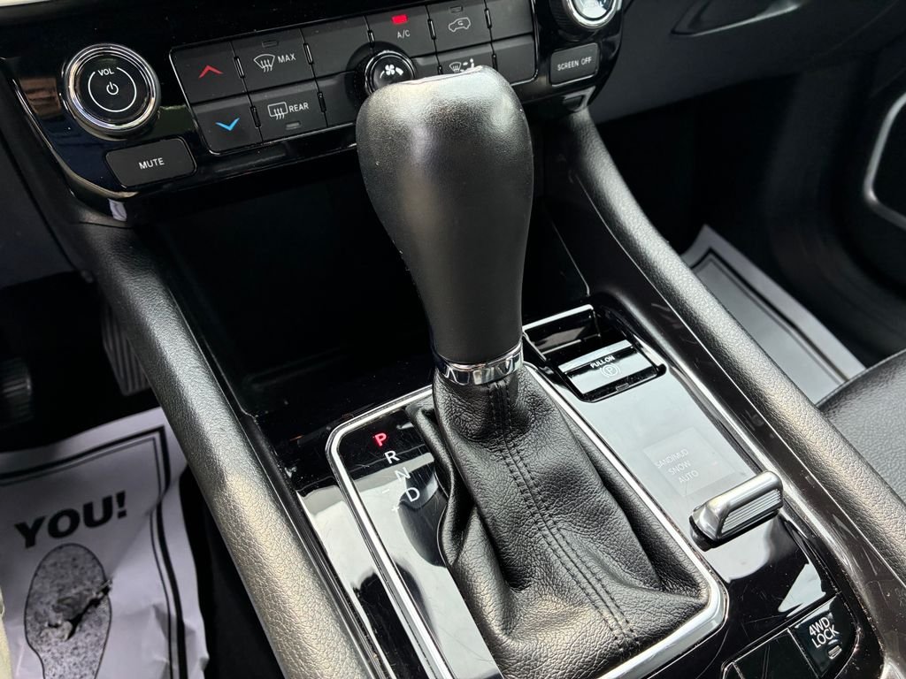 Used 2024 Blue Jeep Latitude image 16