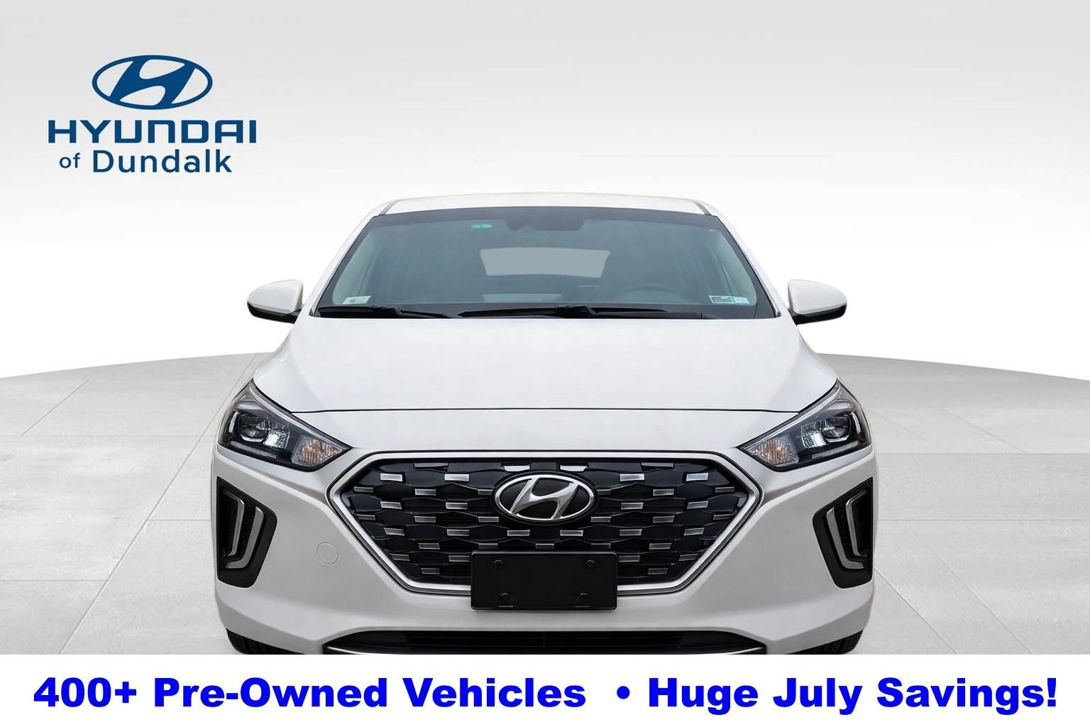 Used 2021 White Hyundai SE image 7