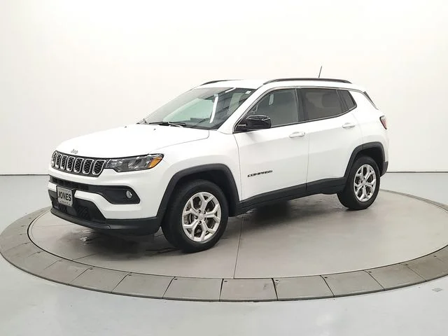 Used 2024 White Jeep Latitude image 4