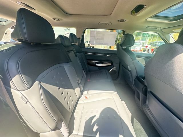 New 2026 Glacial White Kia Wind AWD image 28
