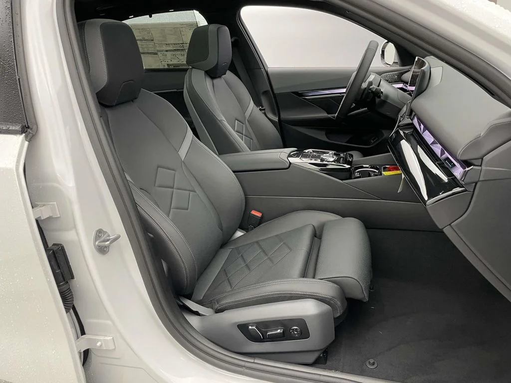 2026 BMW 5 Series 550e - Photo 19