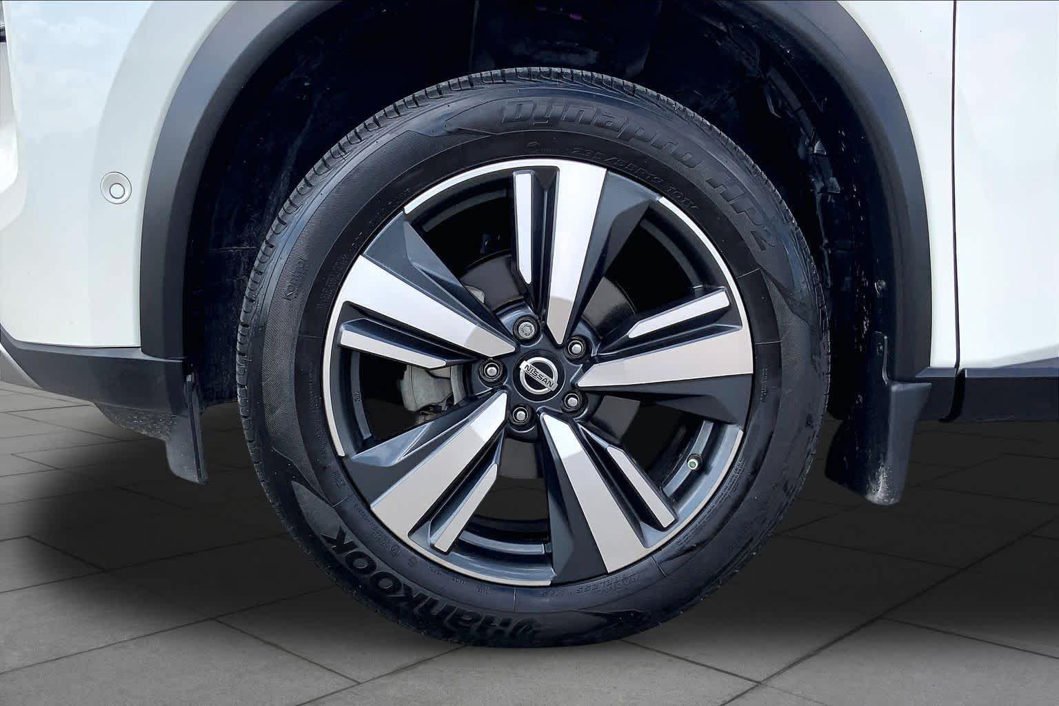 Used 2021 Pearl White Tricoat Nissan Platinum image 11