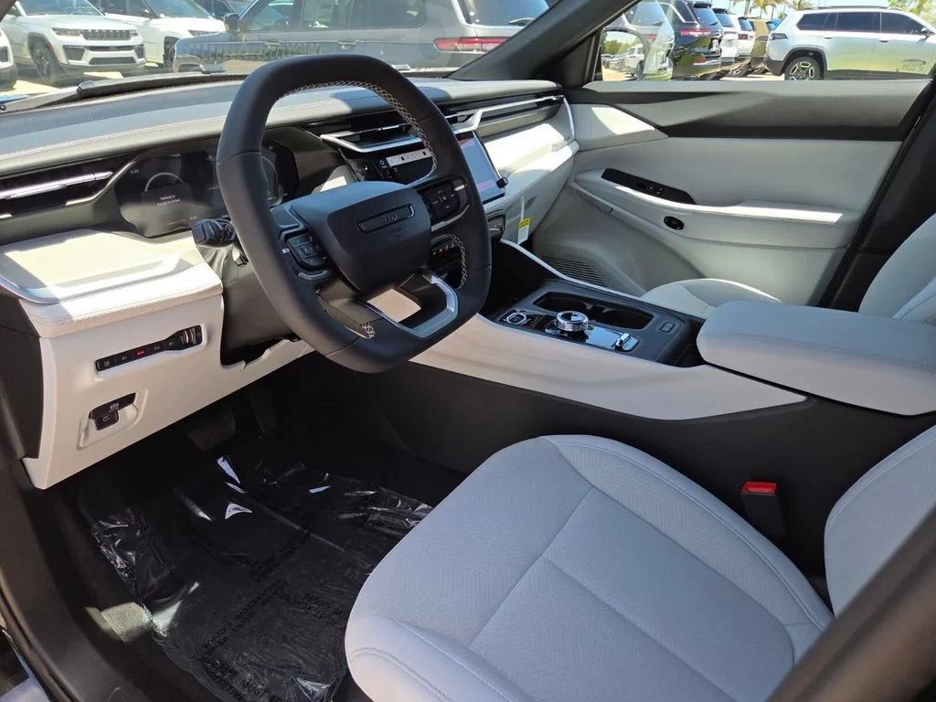 New 2026 Diamond Black Crystal Pearlcoat Jeep Laredo image 28