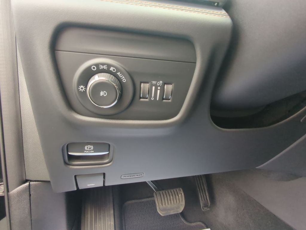 Used 2022 Black Jeep Summit Reserve image 14