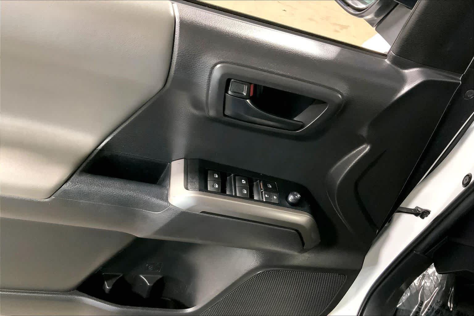 Used 2022 White Toyota SR5 image 36