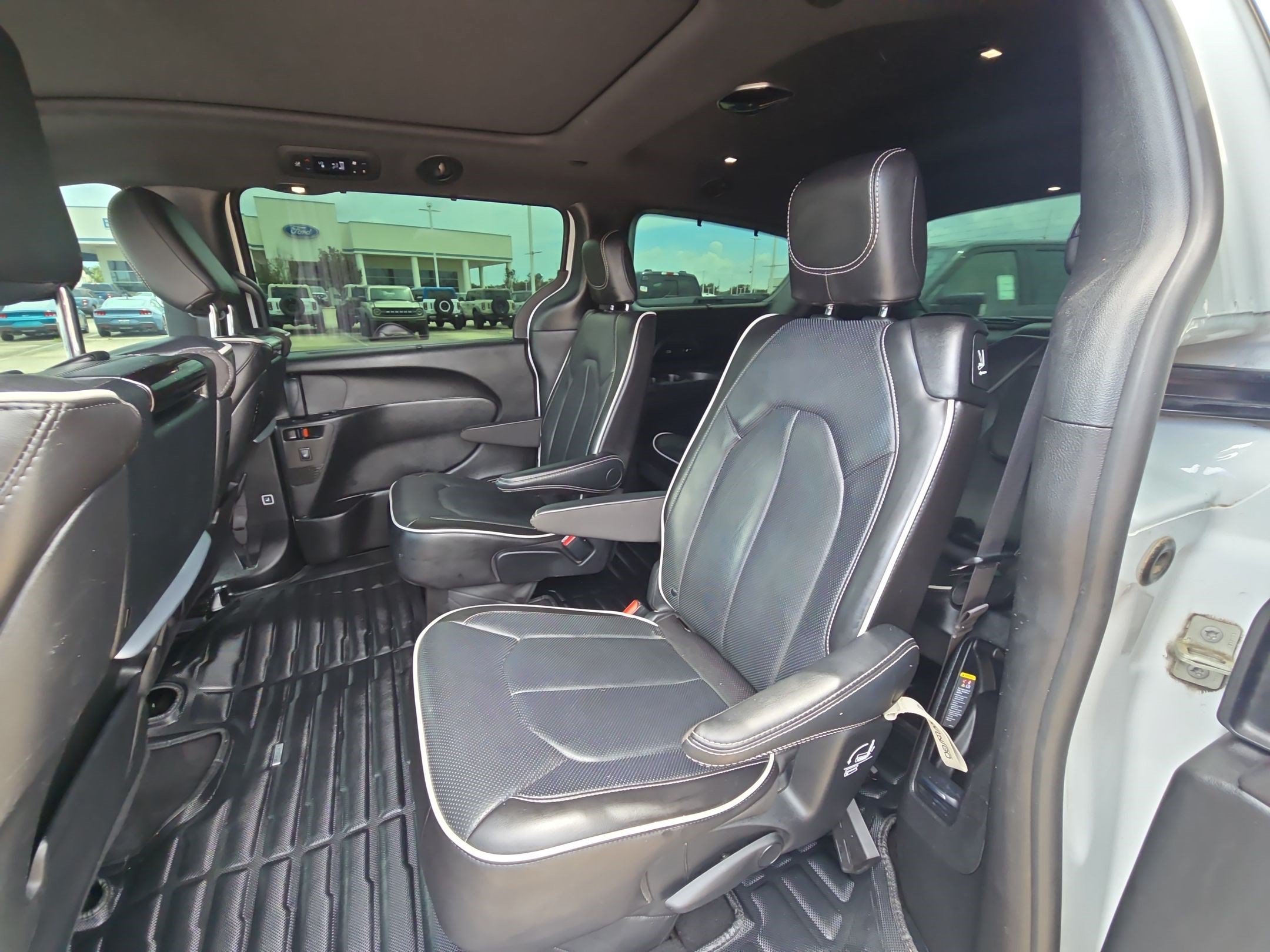 Used 2024 Bright White Clearcoat Chrysler Limited image 26