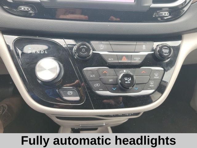 2023 Chrysler Voyager LX - Photo 9