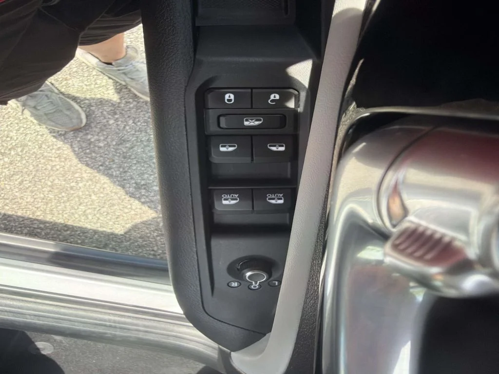 Used 2025 Silver Jeep Limited image 18