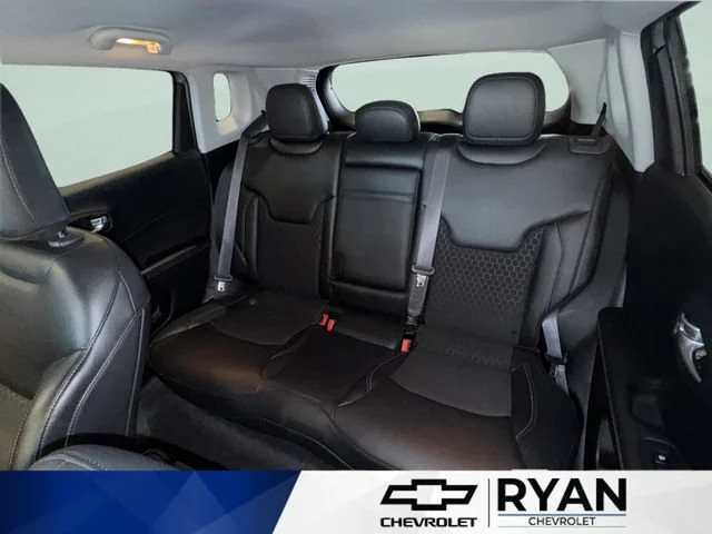 Used 2018 Silver Jeep Latitude image 39