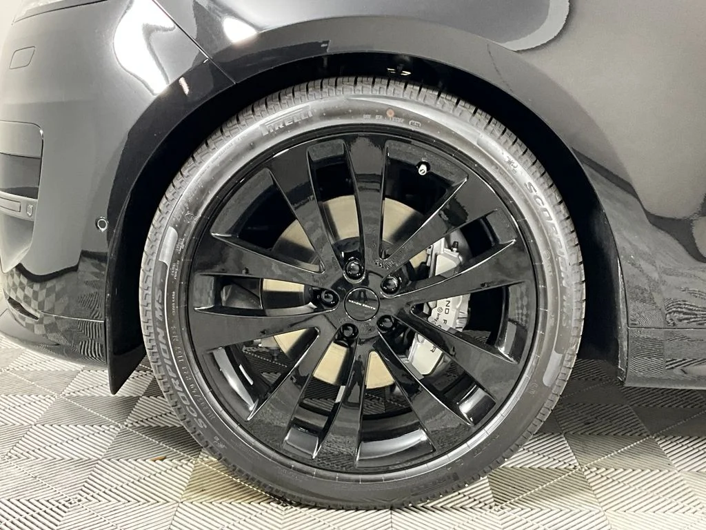 New 2026 Santorini Black Land Rover Dynamic SE image 9