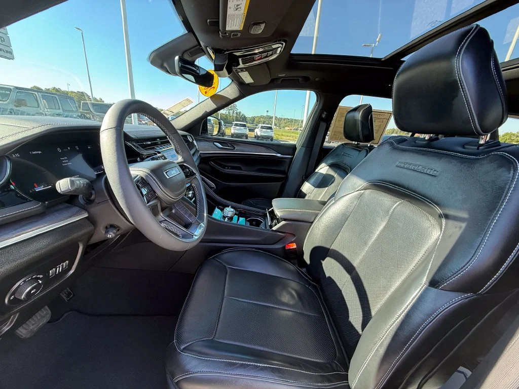 Used 2023 White Jeep Overland image 21