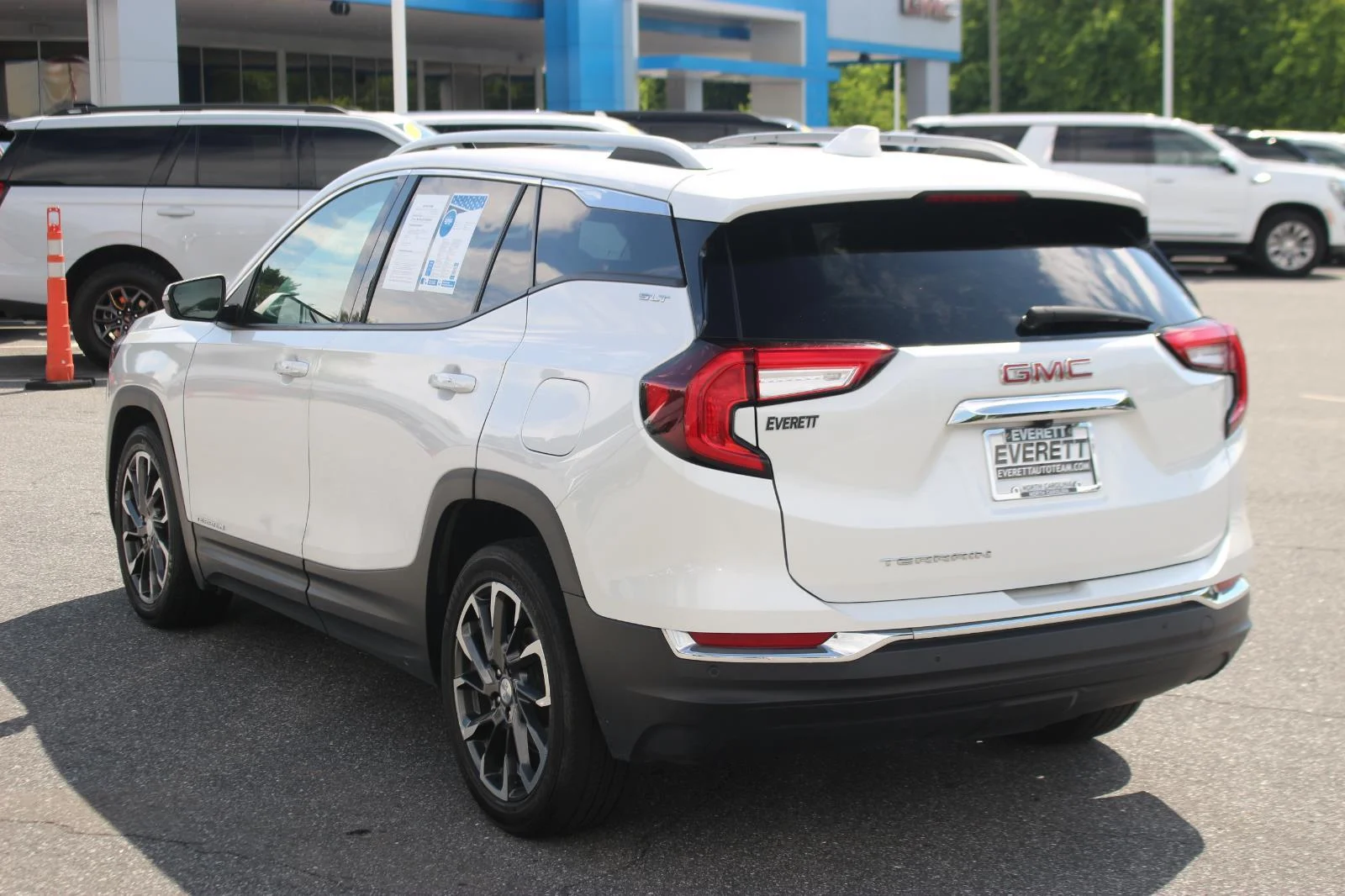 Used 2022 White Frost Tricoat GMC SLT image 5